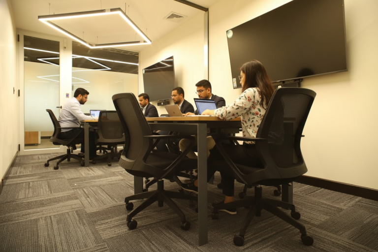 Salas de reuniones equipadas para decisiones importantes.