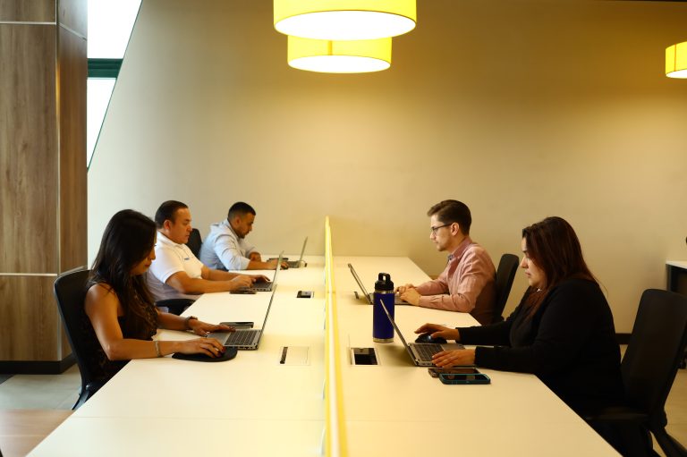 Salas preparadas para reuniones clave.