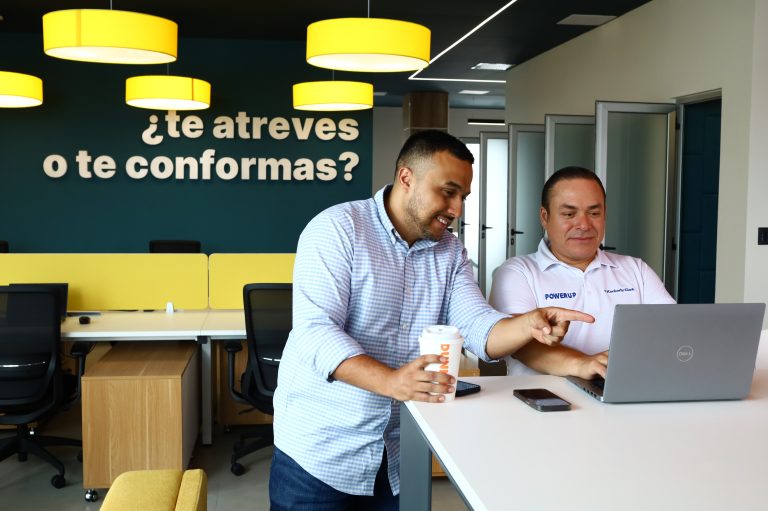 Áreas cómodas para trabajo colaborativo.