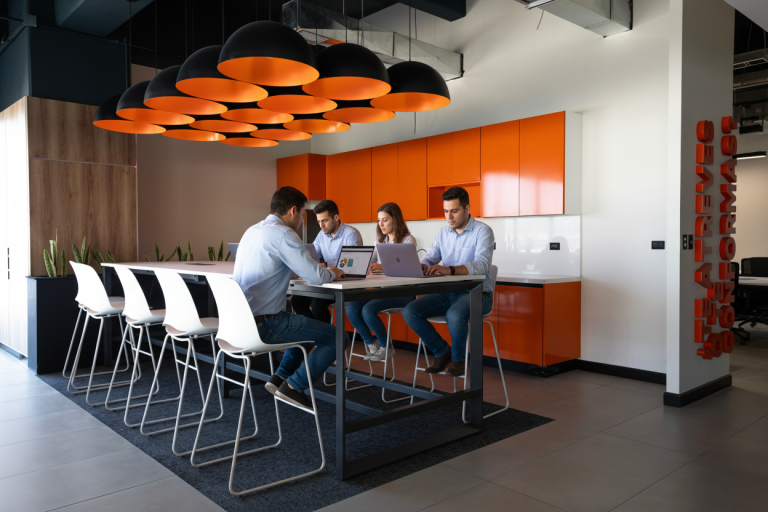 Espacios abiertos para equipos colaborativos.