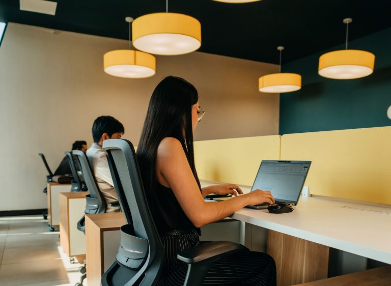 Sillas y espacios dedicados para tu equipo