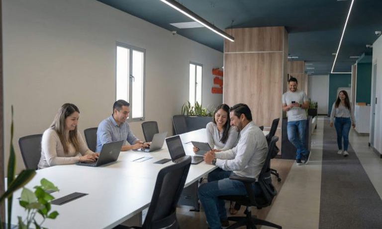 Sillas flexibles en un ambiente profesional